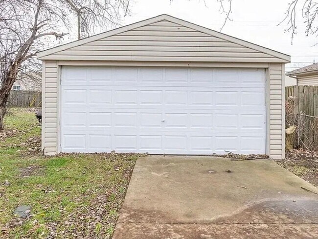 25390 Pinehurst St in Roseville, MI - Building Photo - Building Photo