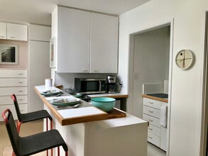 345 Amalfi Dr, Unit Studio A in Santa Monica, CA - Building Photo - Building Photo