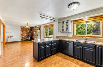 10883 Southview Loop SE in Jefferson, OR - Building Photo - Building Photo