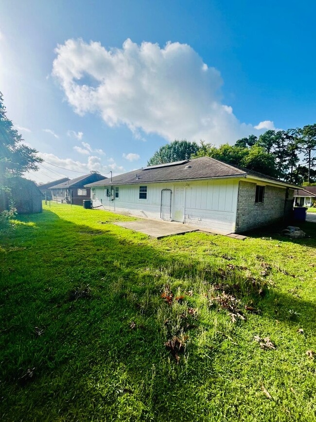 2912 Tammy Cir in West Orange, TX - Building Photo - Building Photo