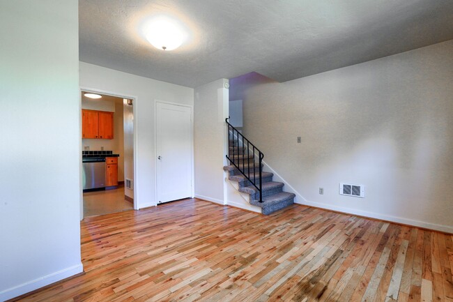 10297 SW Eastridge St in Portland, OR - Foto de edificio - Building Photo