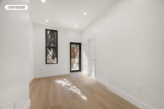 266 Stagg St in Brooklyn, NY - Building Photo - Building Photo