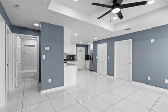 8150 Snowden St in Houston, TX - Building Photo - Building Photo