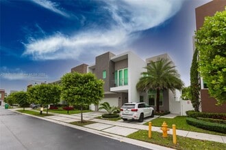 10561 NW 68th Terrace in Doral, FL - Building Photo - Building Photo