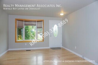 1045 E Victory Rd in Boise, ID - Building Photo - Building Photo