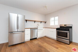 3933 Marathon St in Los Angeles, CA - Foto de edificio - Building Photo