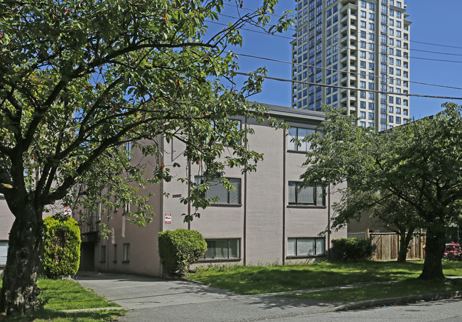 6006 Wilson Ave in Burnaby, BC - Building Photo - Building Photo