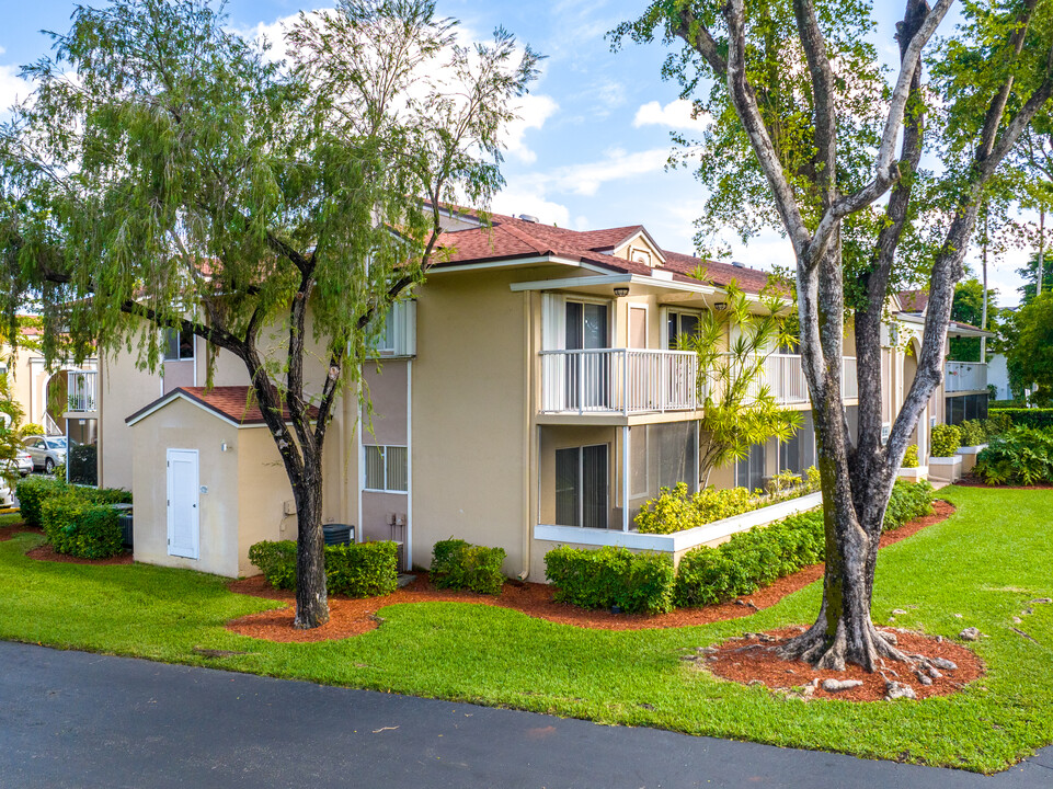 Village of Doral Place in Miami, FL - Foto de edificio