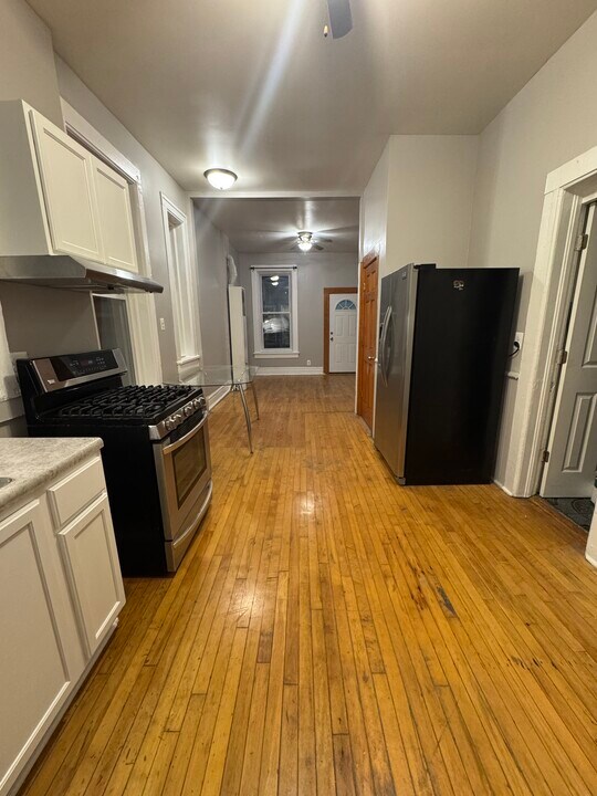 3353 S Emerald Ave, Unit 1st floor Back apartment in Chicago, IL - Building Photo