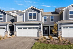 678 Cassia Ct in Crystal Lake, IL - Building Photo