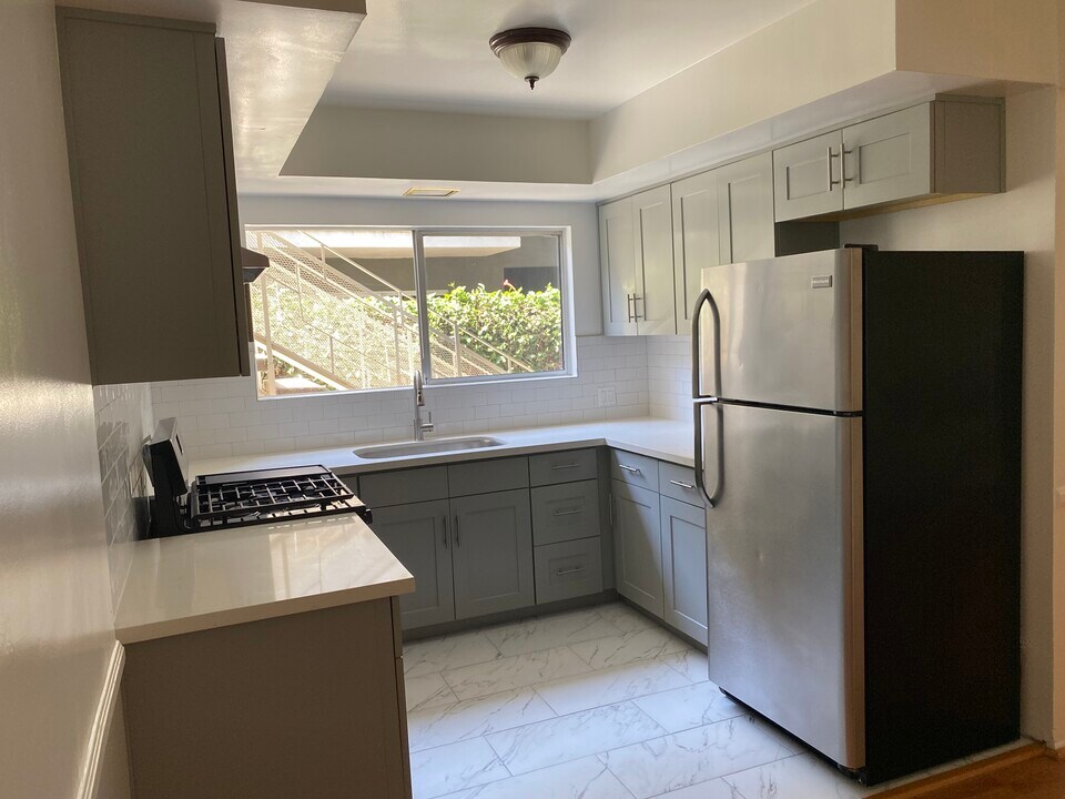 15204 Dickens St in Los Angeles, CA - Building Photo