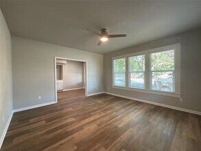 2020 W 10th St-Unit -D in Dallas, TX - Building Photo - Building Photo