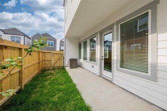 8402 Berry Grn Ln in Houston, TX - Building Photo - Building Photo