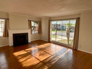 12505 Manor Dr in Hawthorne, CA - Foto de edificio - Building Photo