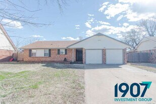 516 St Charles Cir in Moore, OK - Building Photo