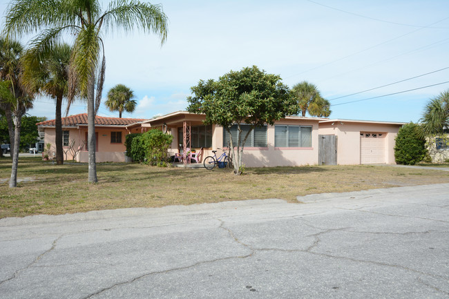 Gulf Winds Dr Apartments in St Pete Beach, FL - Foto de edificio - Building Photo