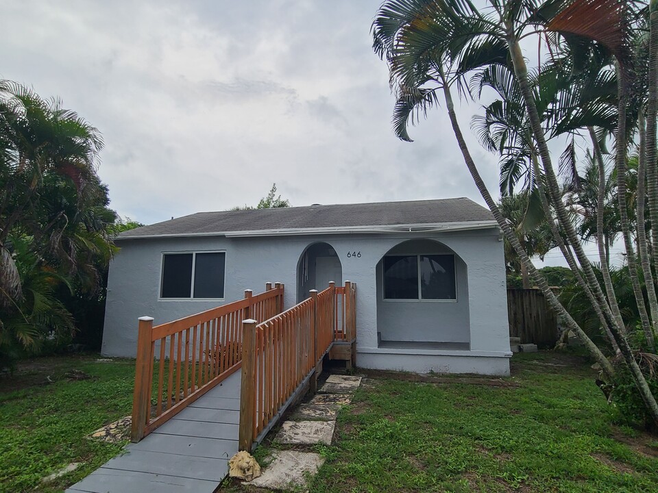 646 57th St in West Palm Beach, FL - Building Photo