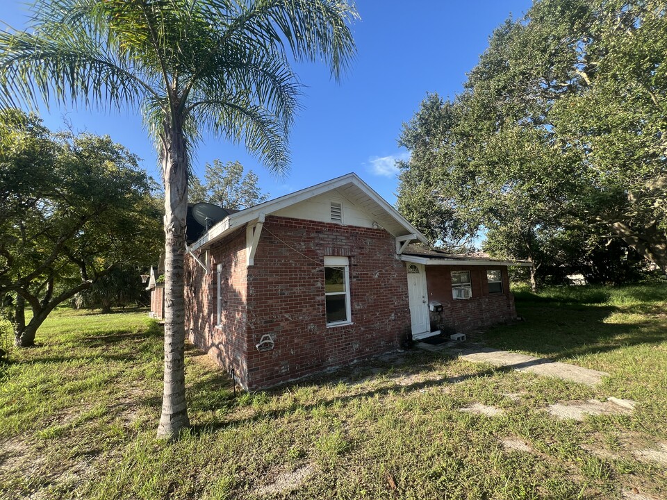 122 E Bullard Ave in Lake Wales, FL - Building Photo