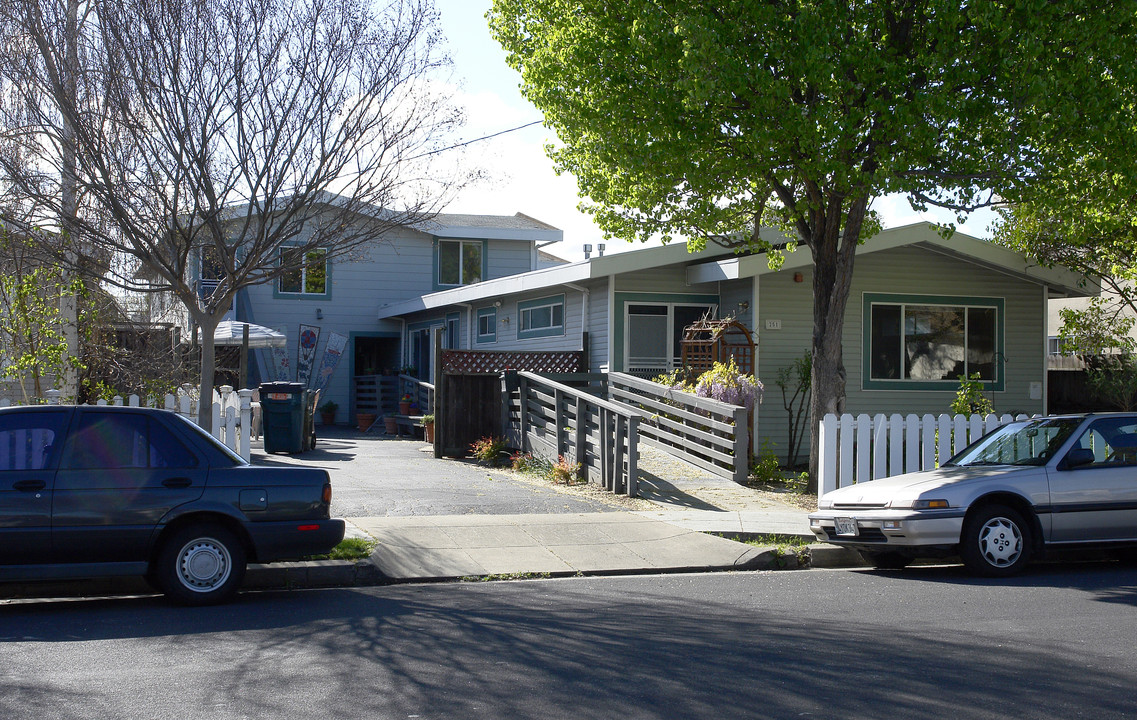 251 Jackson Ave in Redwood City, CA - Building Photo