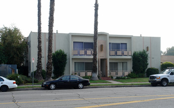 5620 Woodman Ave in Van Nuys, CA - Building Photo - Building Photo