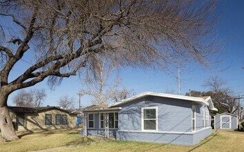 303 Schmeltzer Ln in San Antonio, TX - Building Photo - Building Photo