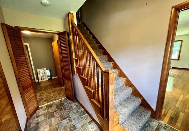 4 Pinecrest Dr in Cortland, NY - Foto de edificio - Building Photo