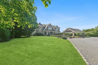 61A S Bay Ave in Southampton, NY - Building Photo - Building Photo