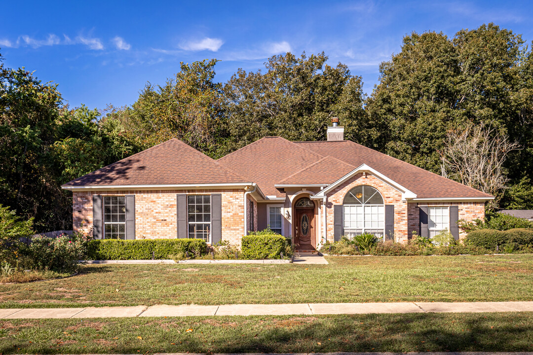813 Magnolia Bayou Blvd in Ocean Springs, MS - Foto de edificio