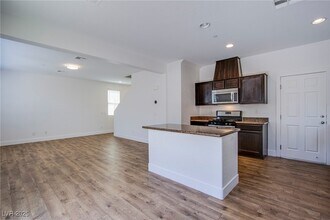 305 Via Franciosa Dr in Henderson, NV - Building Photo - Building Photo