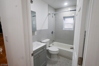 17 Broadman Pkwy-Unit -1 in Jersey City, NJ - Foto de edificio - Building Photo
