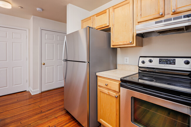 337 N Charles St, Unit 108 in Baltimore, MD - Building Photo - Building Photo