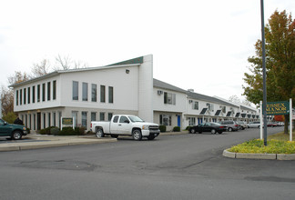 Essex Manor Apartments in Hudson, NY - Foto de edificio - Building Photo