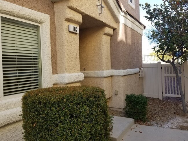8668 Tom Noon Ave in Las Vegas, NV - Building Photo - Building Photo