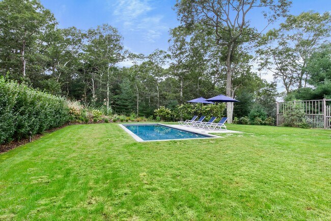 723 Hands Creek Rd in East Hampton, NY - Building Photo - Building Photo