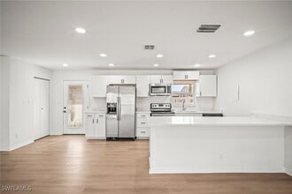 4293 Island Cir in Ft. Myers, FL - Building Photo - Building Photo