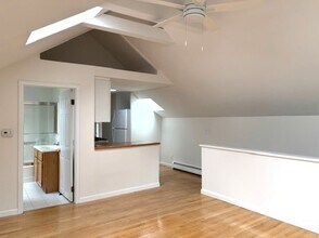 241 Nelson Ave, Unit 2 in Saratoga Springs, NY - Foto de edificio - Building Photo