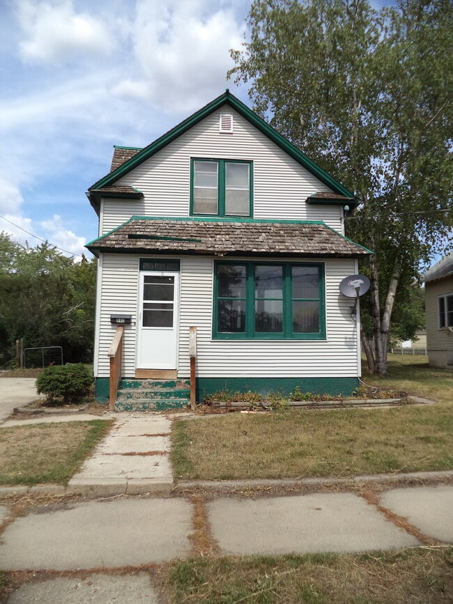 840 10th Ave NW in Minot, ND - Building Photo - Building Photo