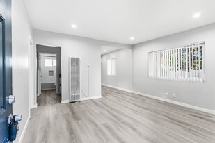 113-201 S Lillie Ave in Fullerton, CA - Building Photo