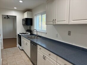 8903 Victoria Rd in Springfield, VA - Foto de edificio - Building Photo