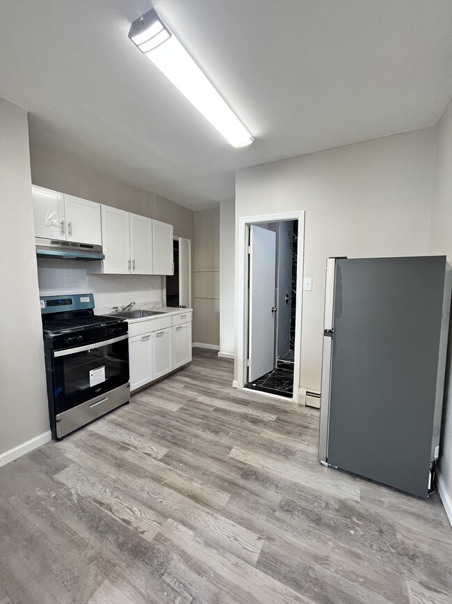 90 E 25th St, Unit 3 in Bayonne, NJ - Building Photo - Building Photo