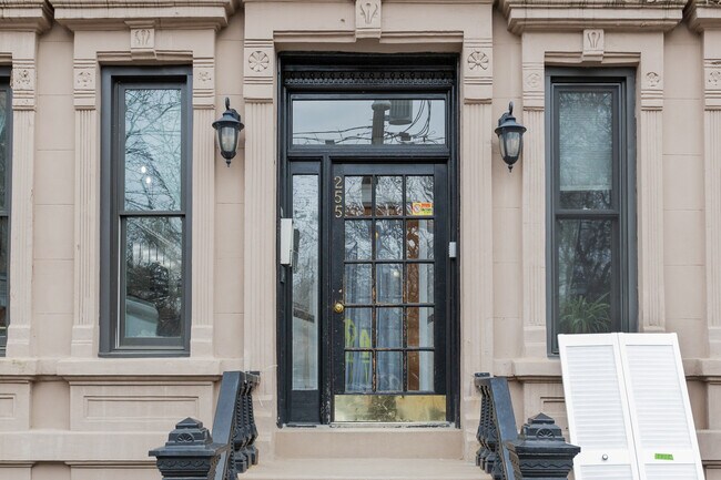 255 8th St in Jersey City, NJ - Foto de edificio - Building Photo