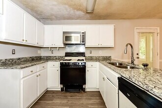 407 Montgomery Pl in Jonesboro, GA - Foto de edificio - Building Photo