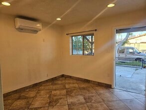 1042 Hollister St, Unit 2 in San Fernando, CA - Foto de edificio - Building Photo