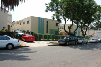 La Hacienda prado in Los Angeles, CA - Foto de edificio - Building Photo