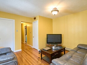 73 Oak St, Unit 1 in Somerville, MA - Building Photo - Building Photo