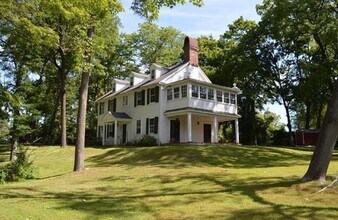 1404 E Butler Pike in Ambler, PA - Foto de edificio - Building Photo