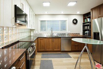 7943 Willow Glen Rd in Los Angeles, CA - Building Photo - Building Photo