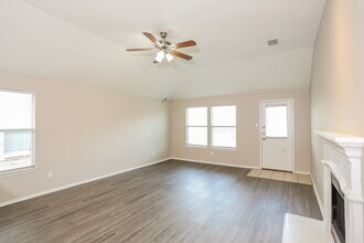 5768 Goldfinch Way in Dallas, TX - Building Photo - Building Photo