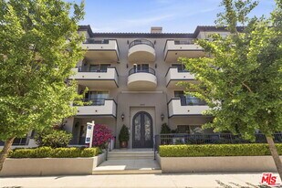 11218 Camarillo St in Los Angeles, CA - Building Photo