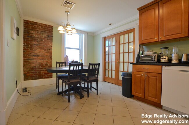 11 Orkney Rd, Unit 1 in Boston, MA - Foto de edificio - Building Photo